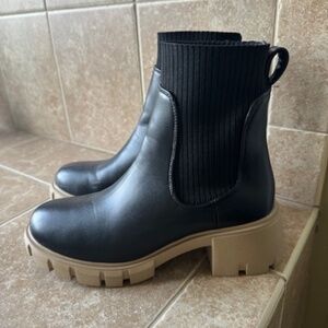 Steve Madden chunky heeled chelsea boot. 7.5. New in box!